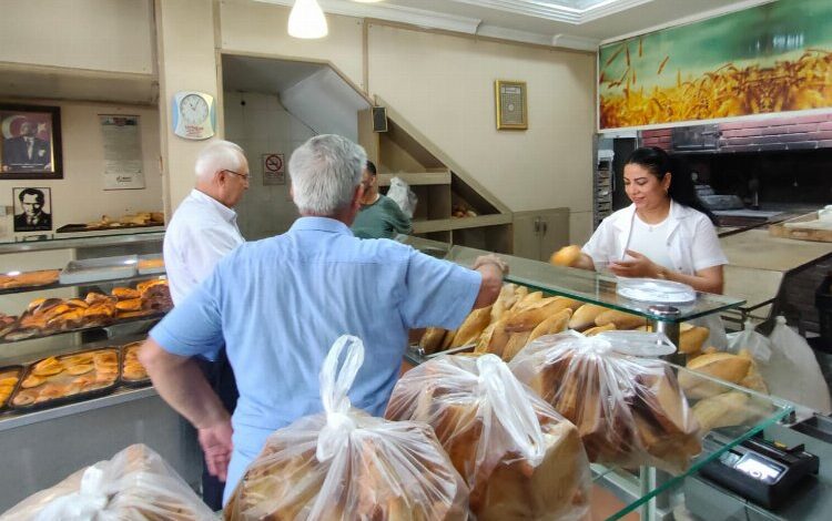 Karabağlar’da asfaltlama sıcak dinlemiyor