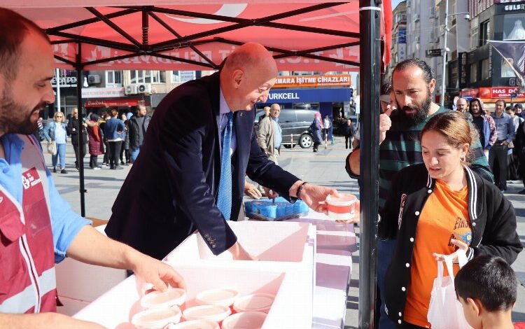 İzmit’te Ata’nın sevdiği yemekleri ikram edildi İzmit’te Ata’nın sevdiği yemekleri ikram edildi