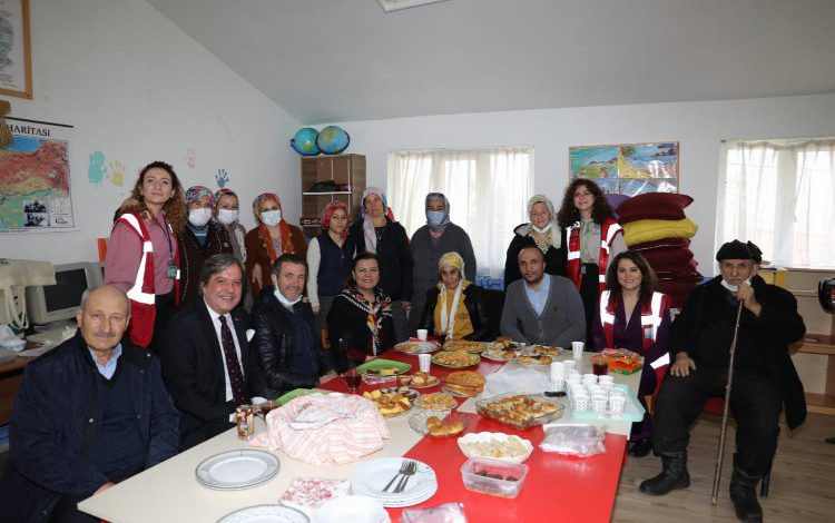 Başkan Hürriyet, köy okullarındaki minik öğrencileri hediyelerle sevindirdi