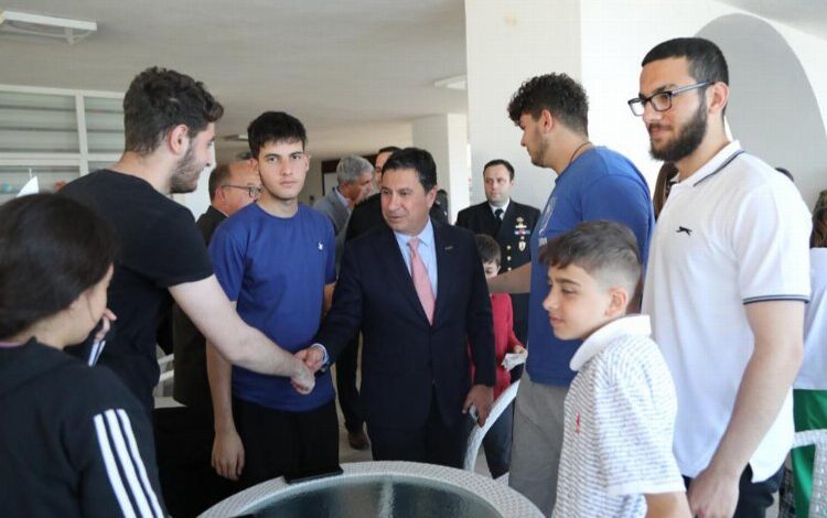 Bayram ziyaretlerini gençlerle yaptı Bayram ziyaretlerini gençlerle yaptı