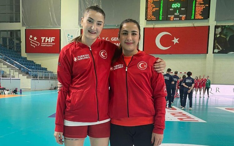 İkiz kardeşler ‘milli’ forma giydi İkiz kardeşler ‘milli’ forma giydi