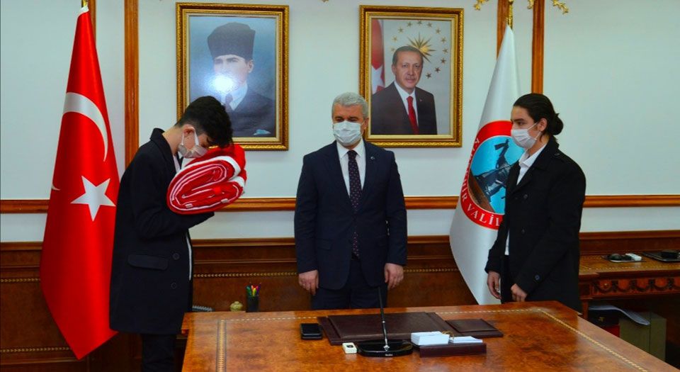 Çanakkale’ye ulaştırılacak şanlı bayrağımız Kırşehir’e emanet edildi Çanakkale’ye ulaştırılacak şanlı bayrağımız Kırşehir’e emanet edildi