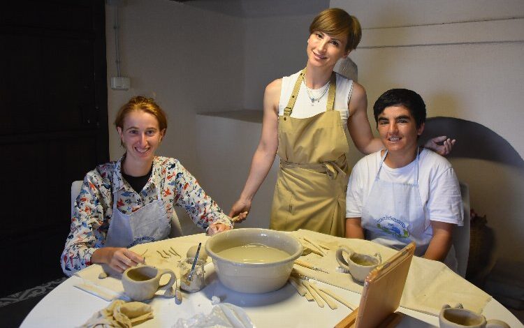 ‘Çamurlu Eller’ seramiğe şekil veriyor ‘Çamurlu Eller’ seramiğe şekil veriyor