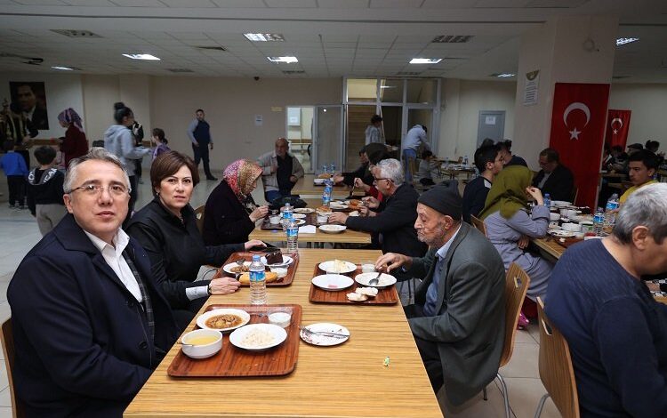 Dr. Mehmet Savran orucunu depremzedelerle açtı