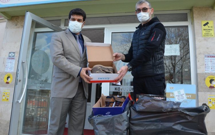 Bursa İznik’te miniklerin ayaklarını ısıtan hediye Bursa İznik’te miniklerin ayaklarını ısıtan hediye