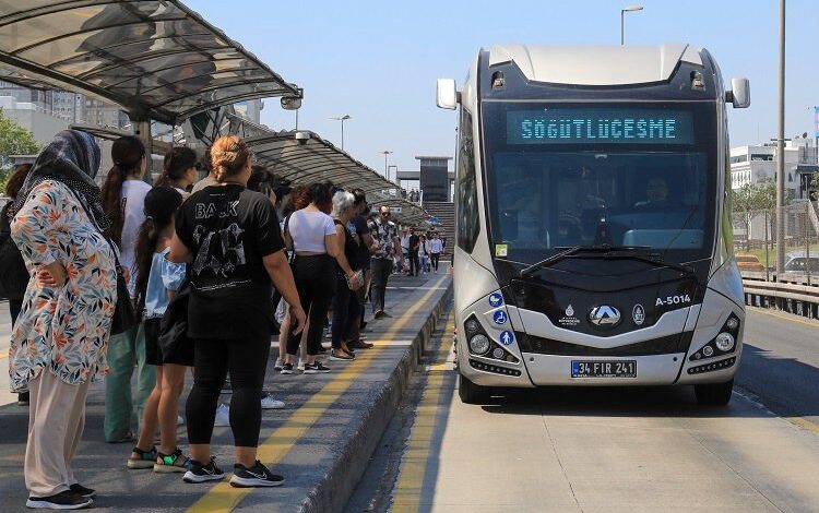 İstanbul’da yeni metrobüsler sefere çıkıyor İstanbul’da yeni metrobüsler sefere çıkıyor