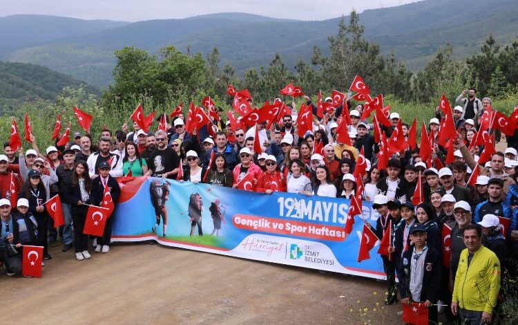 İzmitlilerden hem ‘gençlik’ hem ‘doğa’ yürüyüşü