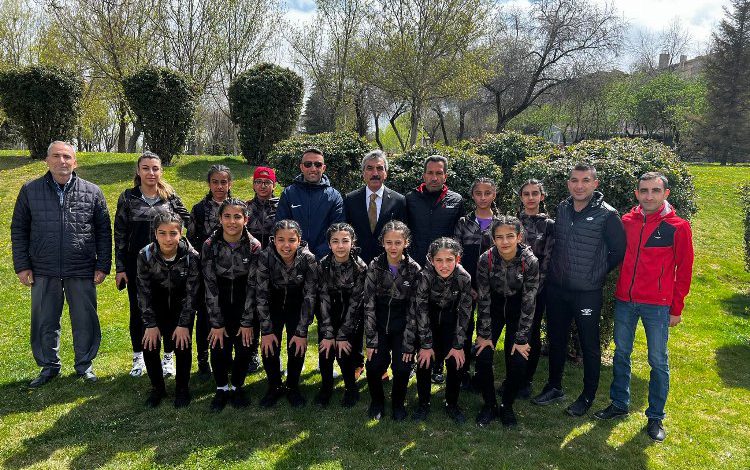 AK Partili Dal, Kilis Aslan Gençlik ve Spor Kız Futbol takımını TBMM’de ağırladı