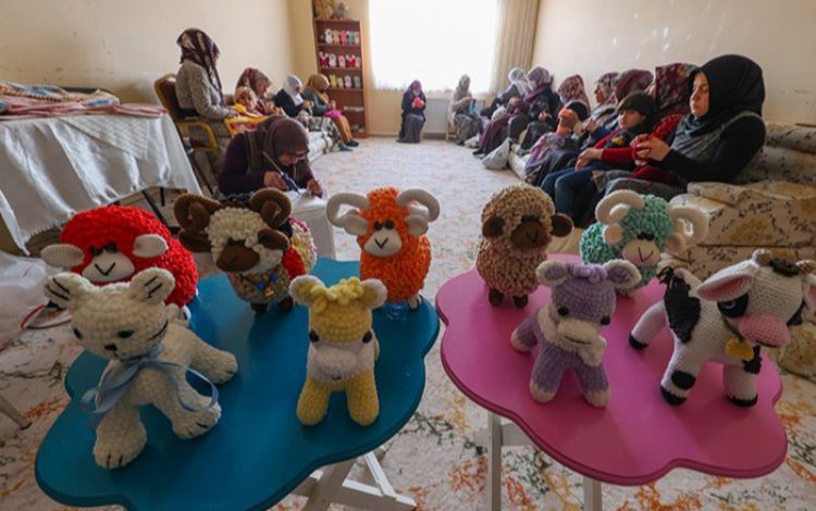 Van Gürpınar’da kadınların hayatı kurslarla değişiyor Van Gürpınar’da kadınların hayatı kurslarla değişiyor