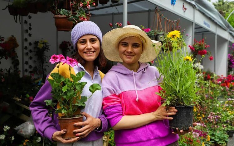 Bayındır Çiçek Festivali’nde son gün yoğunluğu Bayındır Çiçek Festivali’nde son gün yoğunluğu