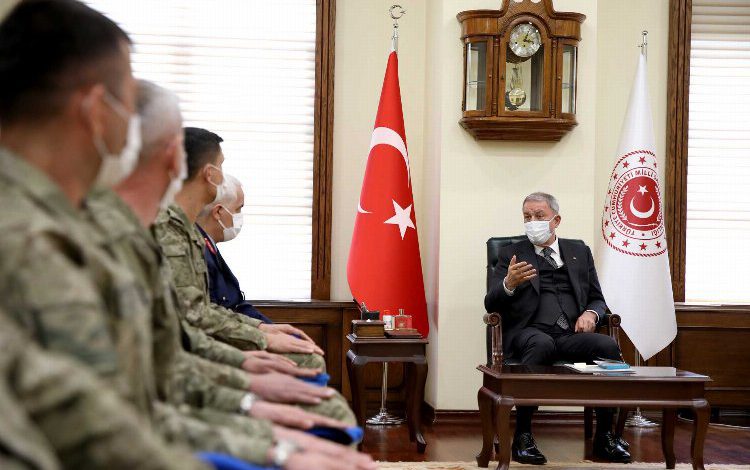 Bakan Akar komandolarla sohbet etti Bakan Akar komandolarla sohbet etti