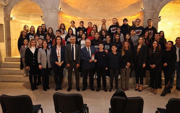 Mustafa Yalçın Kayserili gençlerle geleceği konuştu