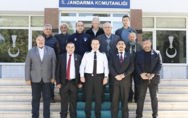 Şehit Aileleri ve Gaziler Derneği’nden Komutan Tombul’a ziyaret Şehit Aileleri ve Gaziler Derneği’nden Komutan Tombul’a ziyaret