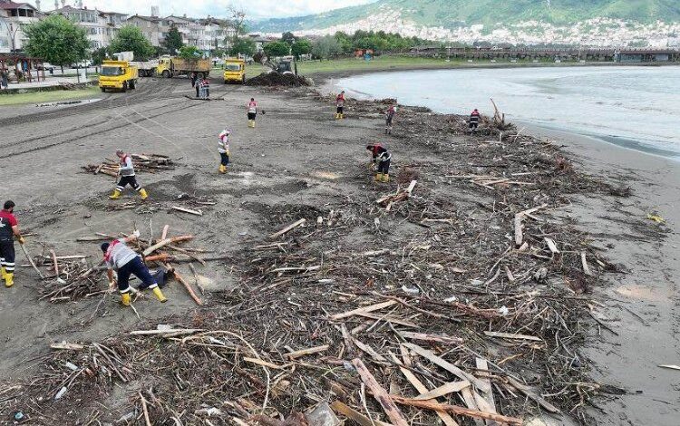 Sahillerde sel temizliği