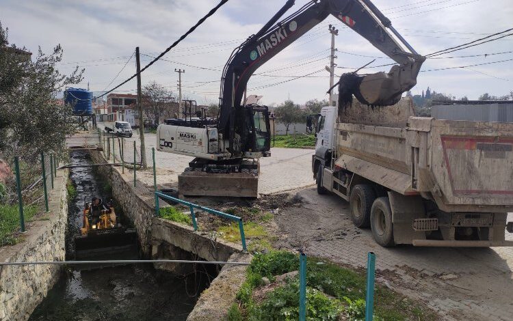 Manisa’da dere temizlikleri sürüyor Manisa’da dere temizlikleri sürüyor