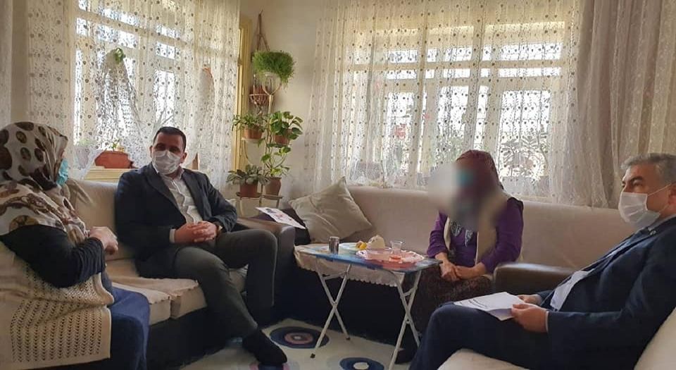 KAYMAKAM ALGIN GÜRÜN HALKININ YANINDA