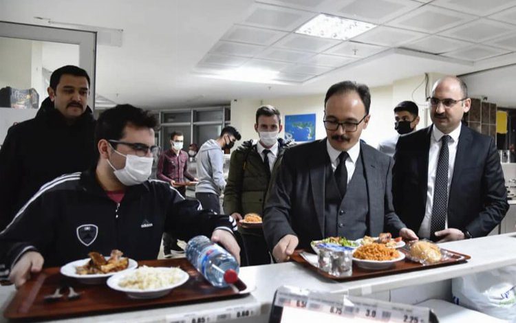 Bilecik Valisi Dr. Kızılkaya öğrenciler ile bir araya geldi Bilecik Valisi Dr. Kızılkaya öğrenciler ile bir araya geldi