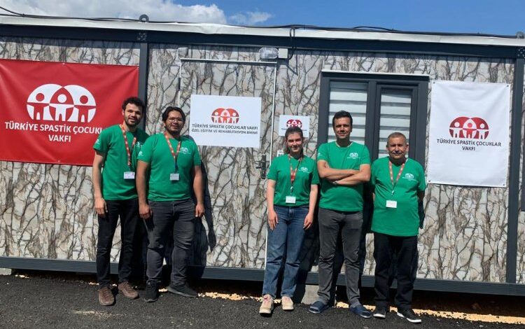 Depremden etkilenen engelli bireylere destek oluyorlar