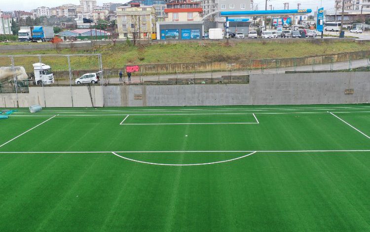 Darıca Nene Hatun Stadı’ndaki batı sahasının çimleri serildi Darıca Nene Hatun Stadı’ndaki batı sahasının çimleri serildi