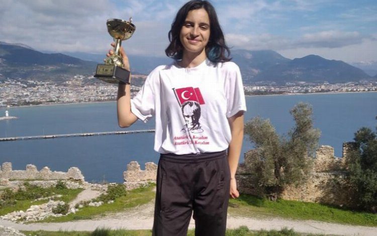 Kocaeli İzmit Belediyesporlu Serra Alanya’da şampiyonluğa koştu Kocaeli İzmit Belediyesporlu Serra Alanya’da şampiyonluğa koştu