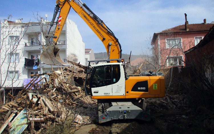 Bursa Osmangazi’de metruk binalara balyoz Bursa Osmangazi’de metruk binalara balyoz