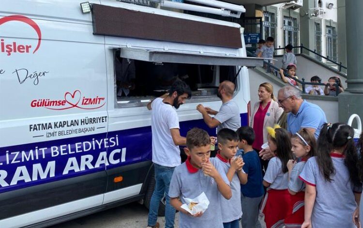 Başkan Hürriyet’ten öğrencilere tatlı sürpriz