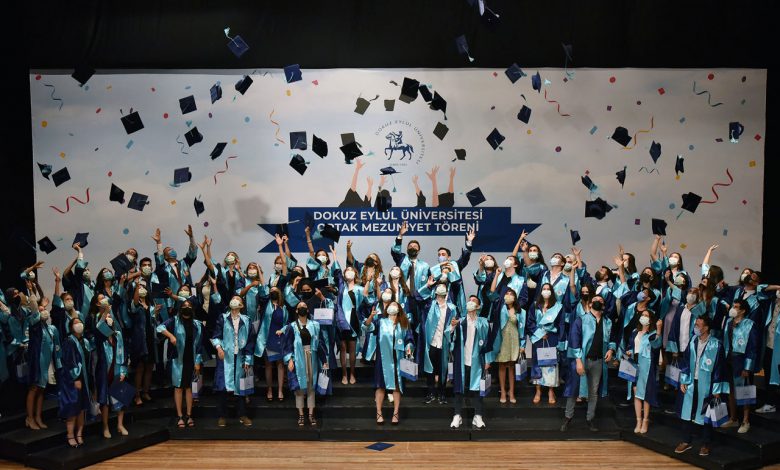 Dokuz Eylül’de ortak mezuniyet sevinci Dokuz Eylül’de ortak mezuniyet sevinci