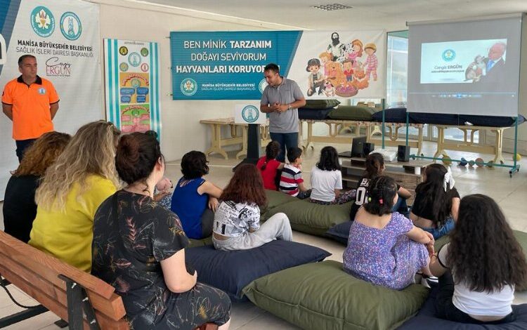 Koruma altındaki çocuklar terapi köpeğiyle moral depoladı Koruma altındaki çocuklar terapi köpeğiyle moral depoladı