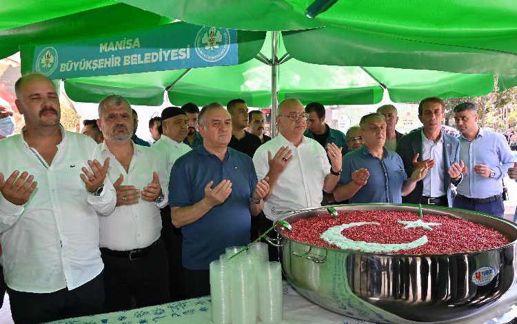 Manisa’da Demokrasi Meydanı’nda aşure hayrı
