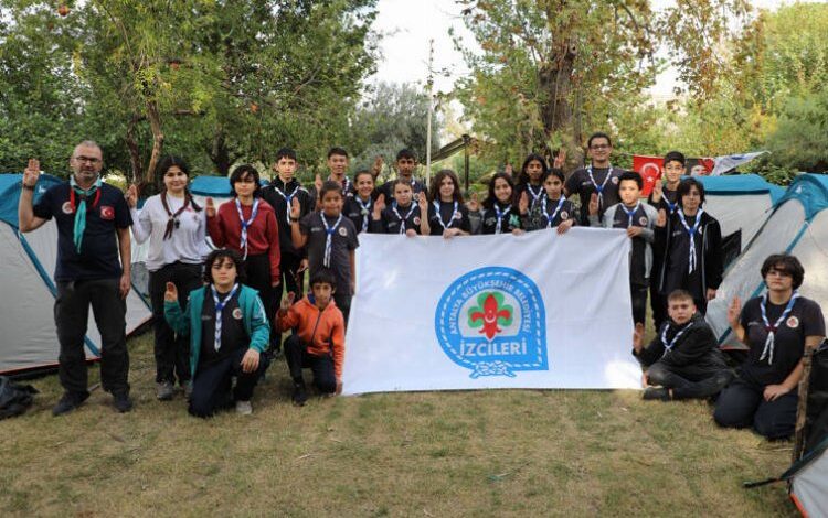 İzciler Zeytin Park’ta kampa girdi