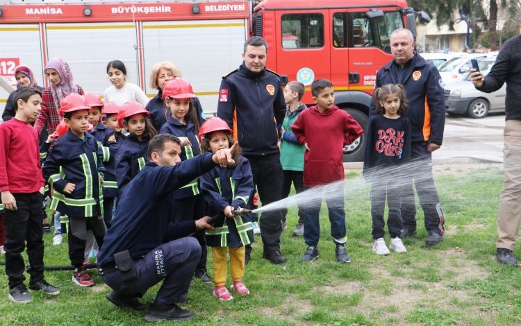 Manisa İtfaiyesi afetzede çocukları ağırladı Manisa İtfaiyesi afetzede çocukları ağırladı