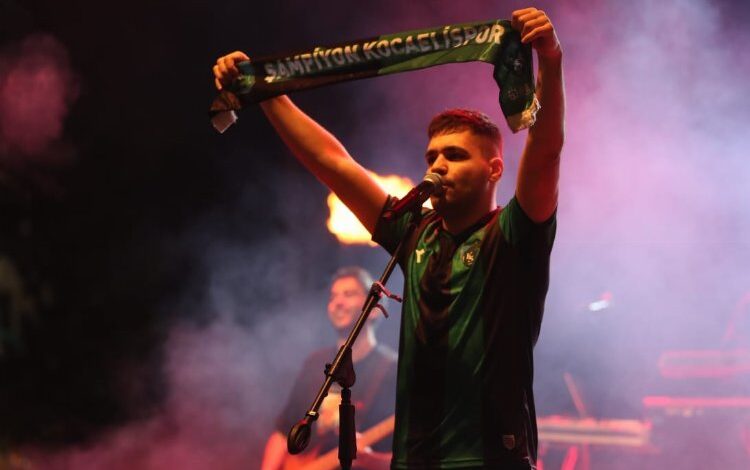 Emircan İğrek konserinde İzmit Twitter’da trend topic oldu