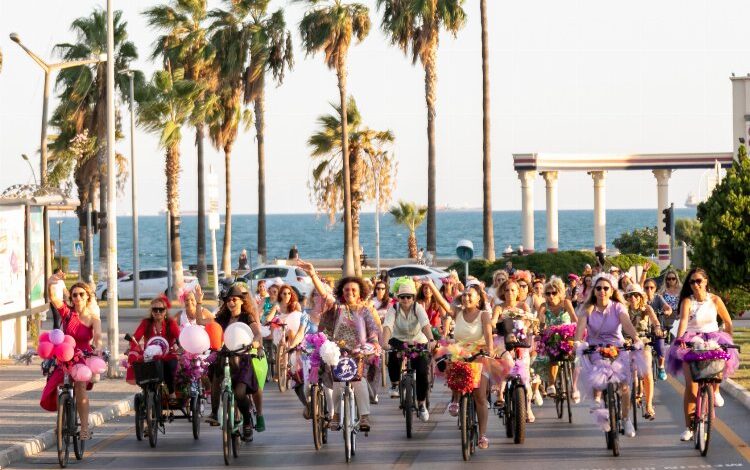 Süslü kadınlar pedal çevirdi Süslü kadınlar pedal çevirdi