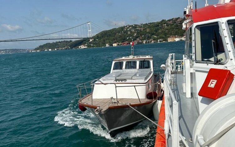 İstanbul açıklarında sürüklenen tekne kurtarıldı İstanbul açıklarında sürüklenen tekne kurtarıldı