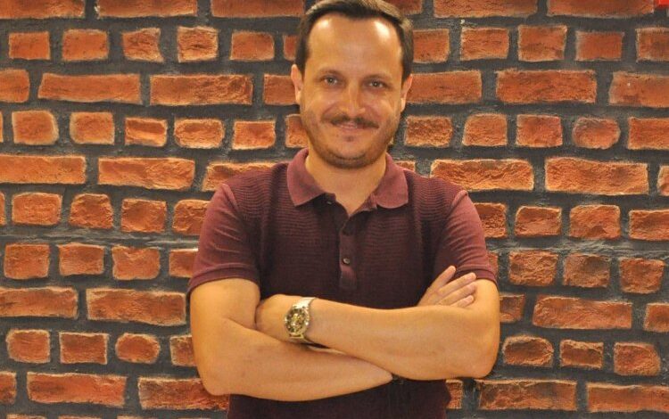 Hastane yöneticiliğinden oyunculuğa Hastane yöneticiliğinden oyunculuğa