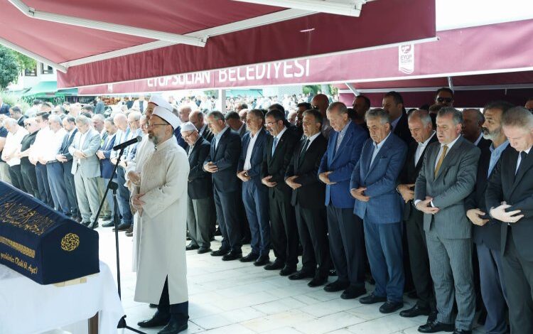 AK Parti Genel Başkan Yardımcısı Hayati Yazıcı’nın anne acısı