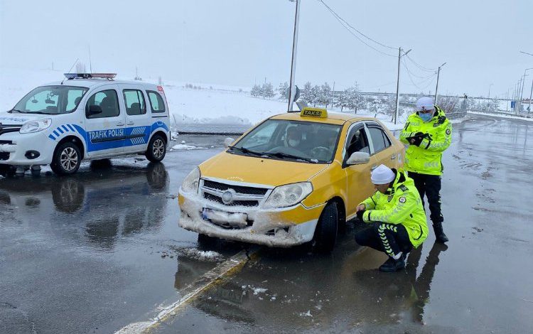 Kış lastiği denetimlerinde 842 araca trafikten men Kış lastiği denetimlerinde 842 araca trafikten men