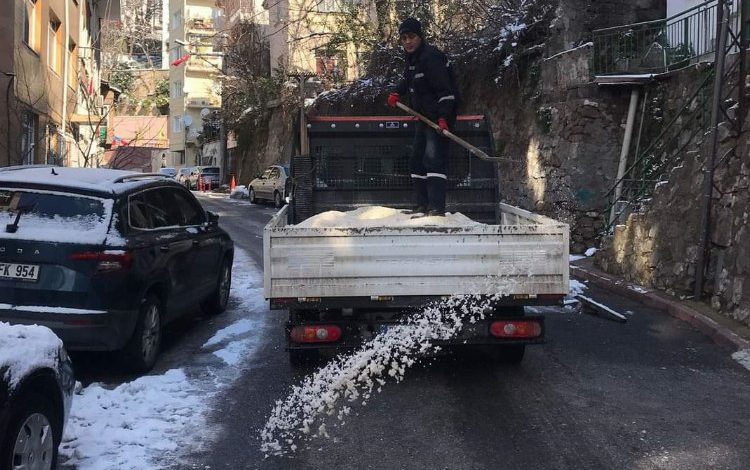 İzmit Belediyesi karla mücadelede, tuzlama çalışmalarını aralıksız sürdürüyor İzmit Belediyesi karla mücadelede, tuzlama çalışmalarını aralıksız sürdürüyor
