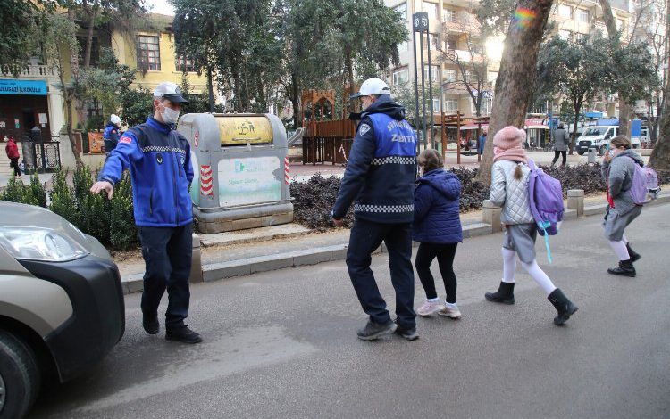 Kocaeli Büyükşehir okul yolunda güler yüz ve sevgiyle görev başında Kocaeli Büyükşehir okul yolunda güler yüz ve sevgiyle görev başında