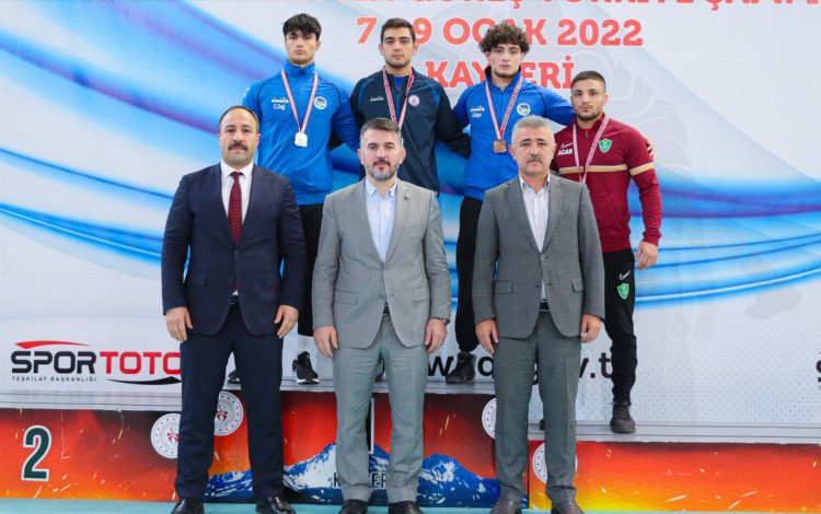 Sakarya güreş takımı Kayseri’de minderin tozunu attı