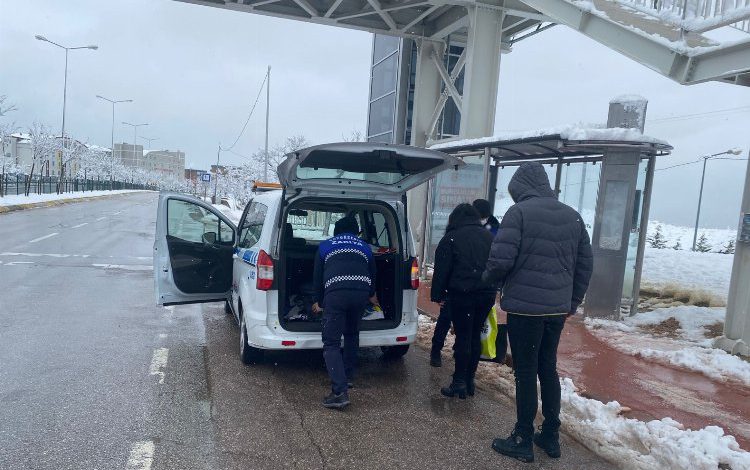 Kocaeli’nde Zabıta vatandaşa hizmet etmeye devam ediyor Kocaeli’nde Zabıta vatandaşa hizmet etmeye devam ediyor