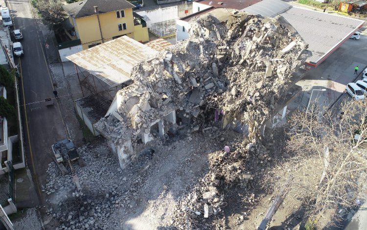 Kocaeli Gölcük’te hasarlı binalar yıkılıyor