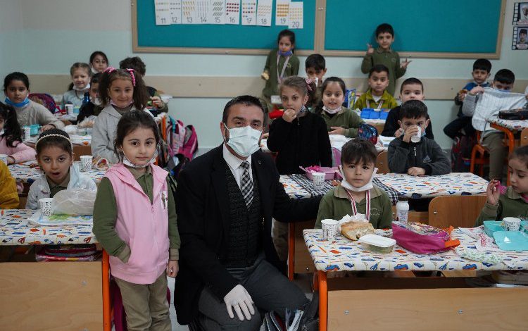 Çocukların sabah sütü Bursa Kestel Belediyesi’nden