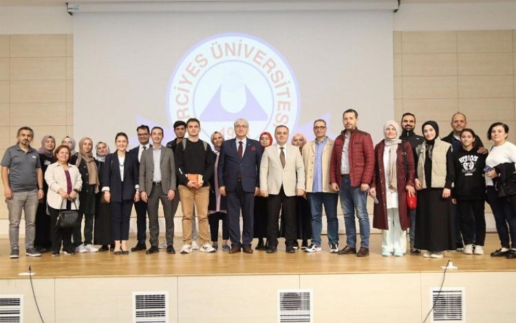 Prof. Dr. İsmail Hakkı Aydın, ERÜ öğrencileriyle buluştu Prof. Dr. İsmail Hakkı Aydın, ERÜ öğrencileriyle buluştu