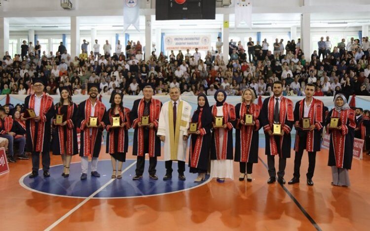 ERÜ Edebiyat’ta mezuniyet sevinci ERÜ Edebiyat’ta mezuniyet sevinci