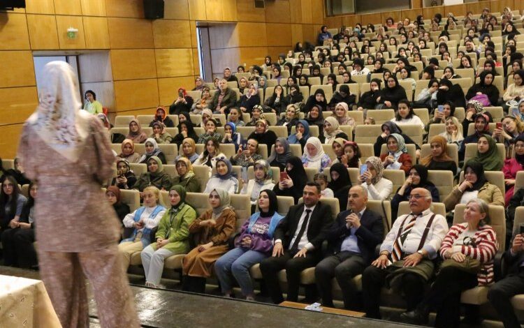 Rize’de Hatice Kübra Tongar’a yoğun ilgi