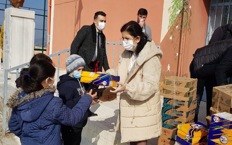 Manisa Selendili öğrencilere bot ve mont desteği