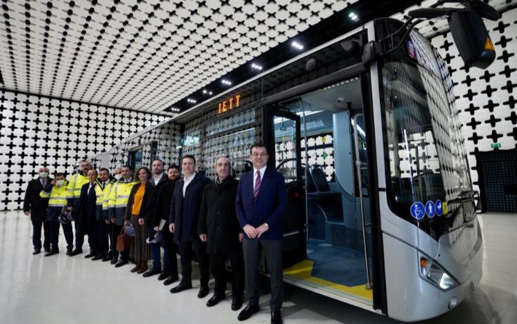 İstanbul’un yeni metrobüsünü yerinde test etti