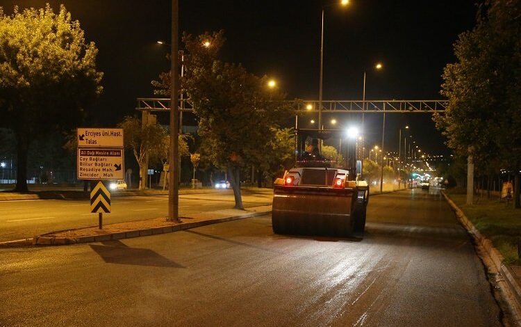 Kayseri Büyükşehir’dn asfaltta gece mesaisi Kayseri Büyükşehir’dn asfaltta gece mesaisi