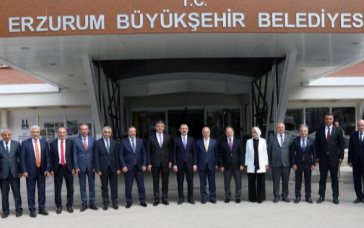 Bakan Muş’tan Başkan Sekmen’e övgü Bakan Muş’tan Başkan Sekmen’e övgü